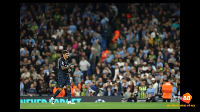 Cầu thủ Napoli đang tung cú sút mạnh mẽ vào khung thành của Sporting CP