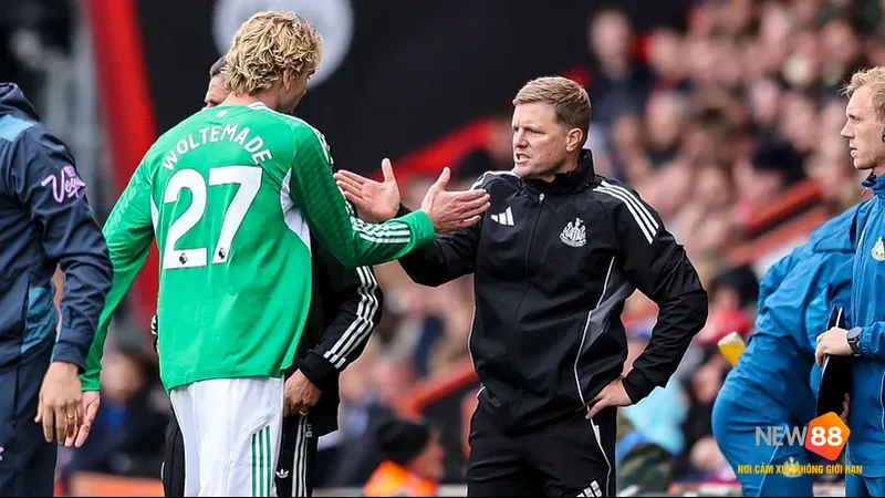 Cầu thủ Newcastle vượt qua cầu thủ Bradford City trong trận đấu bóng đá - "Newcastle" vs…