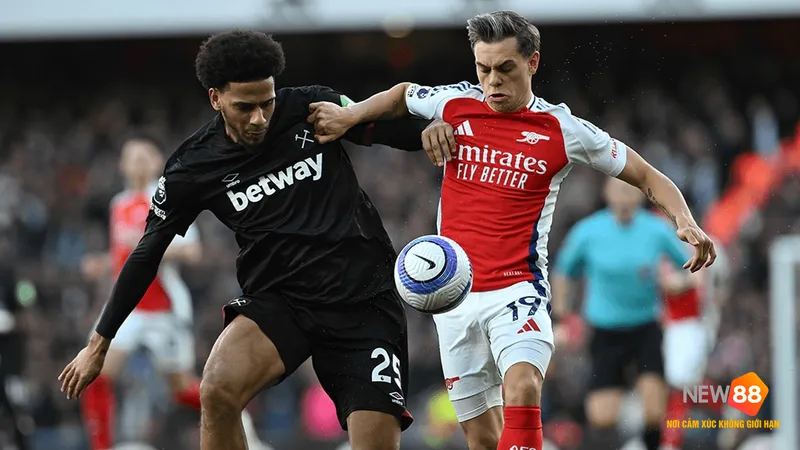 Cầu thủ Arsenal với nỗ lực đánh đầu trong trận đấu với West Ham