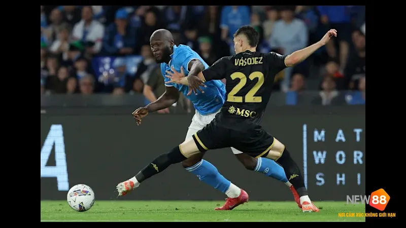 Cầu thủ Napoli dùng kỹ thuật vượt qua cầu thủ Genoa trên sân Cầu thủ Napoli dùng kỹ thuật vượt qua cầu thủ Genoa trên sân